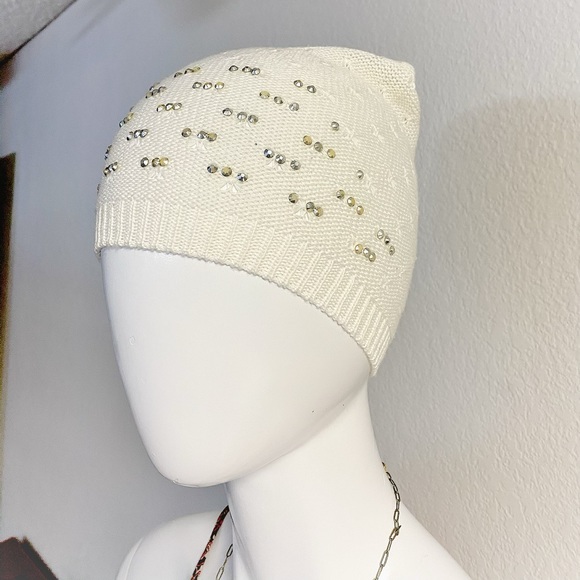 NICE LIGHWEIGHT CREAM BEENIE HAT - Picture 1 of 4